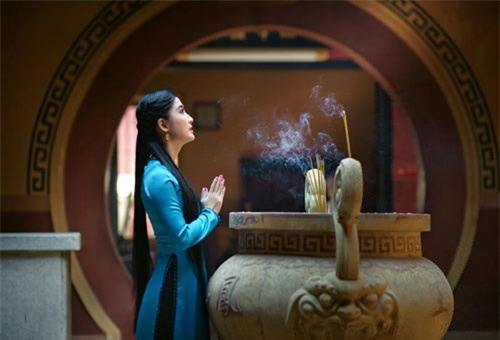 Nếu đi chùa hành lễ, bạn nên chọn trang phục kín đáo, nhã nhặn. Ảnh minh họa.
