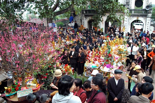 Tạ lễ ở đền bà chúa kho