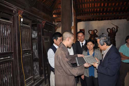 Nhà chùa giới thiệu với du khách về kho Mộc bản Kinh phật.