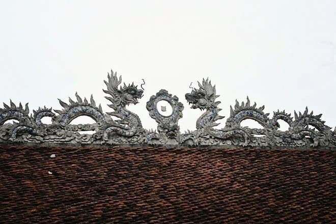 Hình rồng trên mái nhà