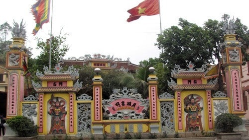 Cổng đền Nguyệt Hồ.