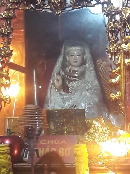 Tượng Chúa Thác Bờ tại Đền Vầy Nưa