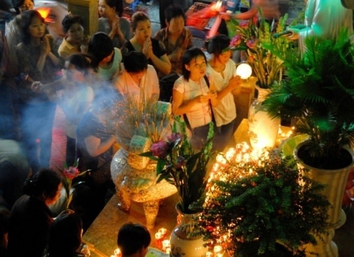Đi chùa lễ Phật, cầu siêu cho gia tiên