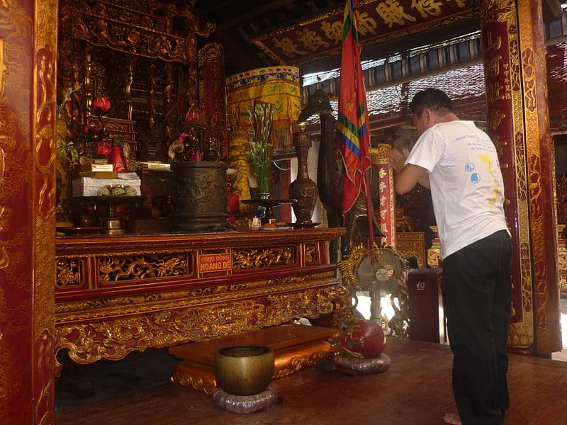 Bệ thờ Công đồng Hoàng đế tại Tiền đường.