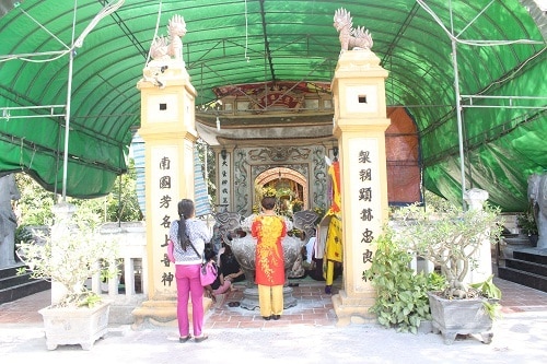 Lăng Mộ Quan Hoàng Mười tại khu đền Quan Hoàng Mười - Hưng Nguyên