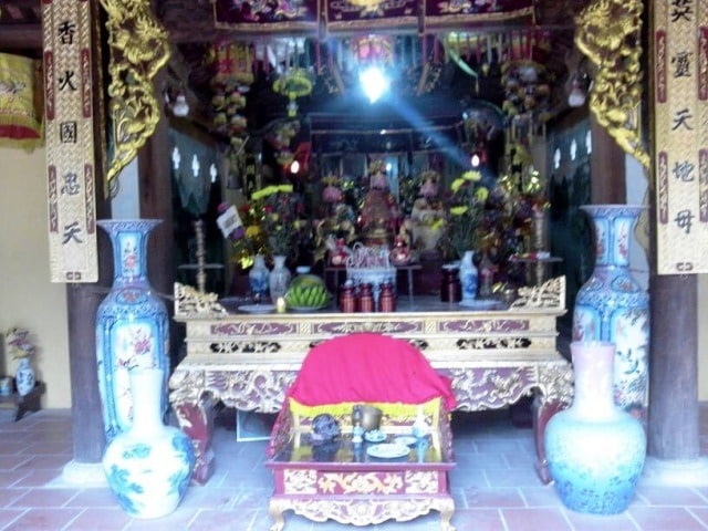 Bàn thờ ngũ vị tôn ông (Hậu cung Đền Thượng)