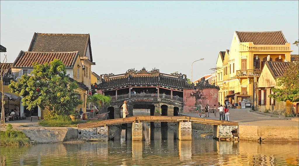 Toan canh chua cau