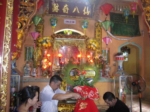 Cung thờ cô Tám Đồi Chè - Đền Phong Mục