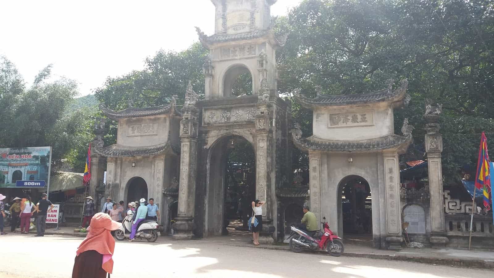 Cổng đền sinh
