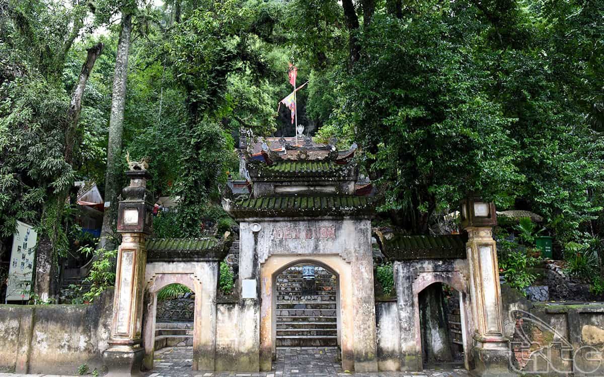 Đền Đuổm là ngồi đền thờ Dương Tự Minh (Thánh Đuổm)