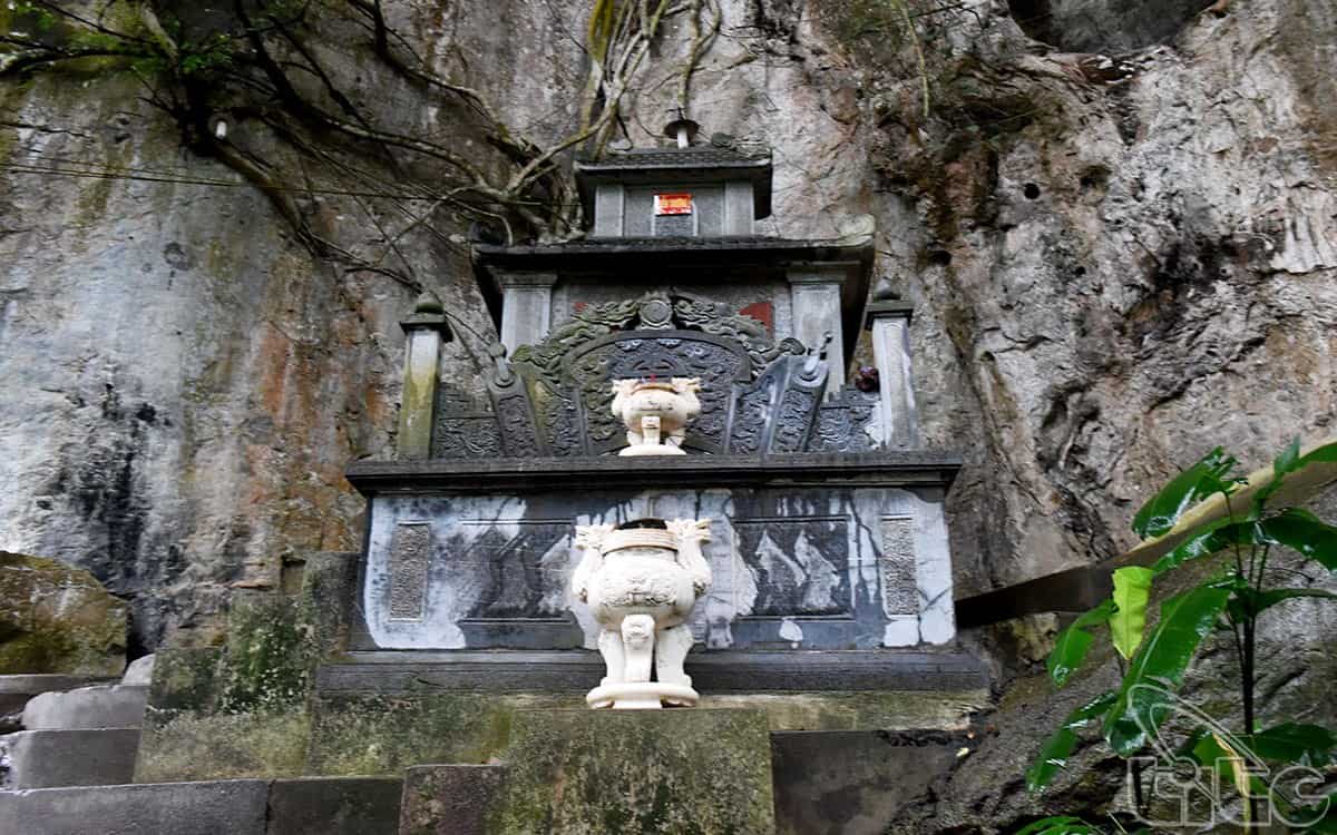 Phía trên sát vách núi là đền Thượng - là nơi thờ Mẫu địa - Cha trời mẹ đất.