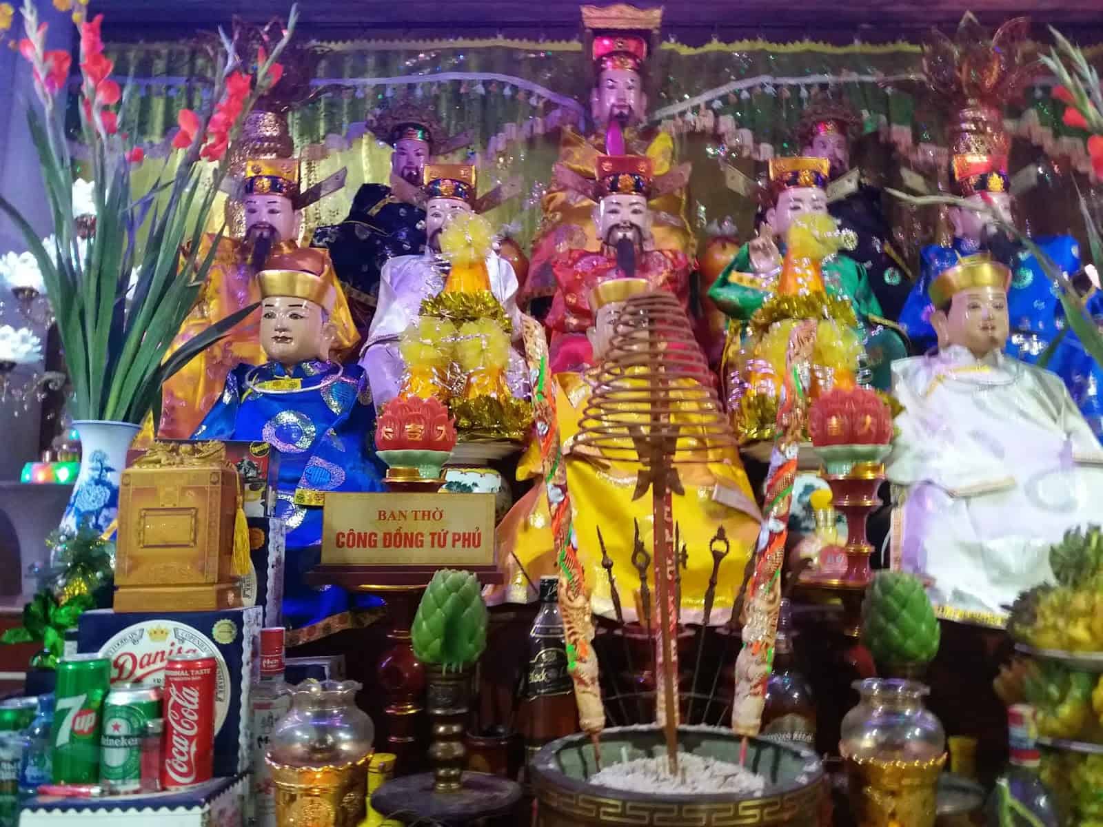 Ban thờ Hội Đồng Tứ Phủ đền Bồng Lai Ninh Bình
