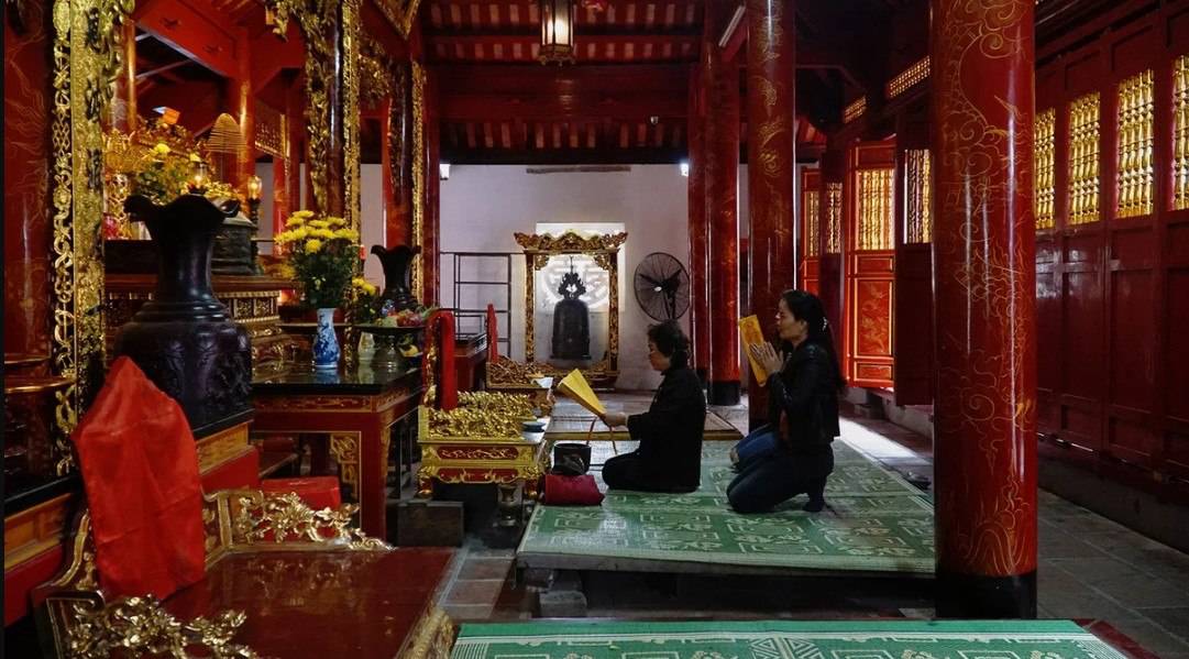 Ngoài thờ ông Hoàng Mười, đền còn thờ các vị phúc thần: Lê Khôi, Quận công Trịnh Trung, Song Đồng Ngọc Nữ và hệ thống đạo Mẫu tứ phủ, mà người đứng đầu là Thánh Mẫu Liễu Hạnh.