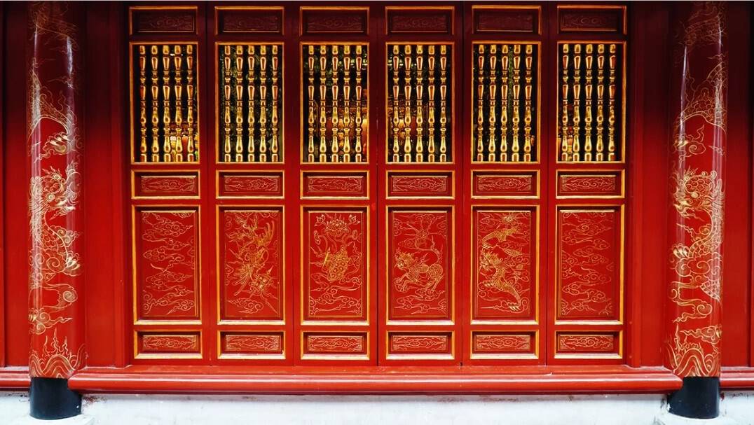 Vật liệu dựng đền sau này đều làm bằng gỗ, được chạm trổ công phu với các hoạ tiết long, lân, quy, phụng.
