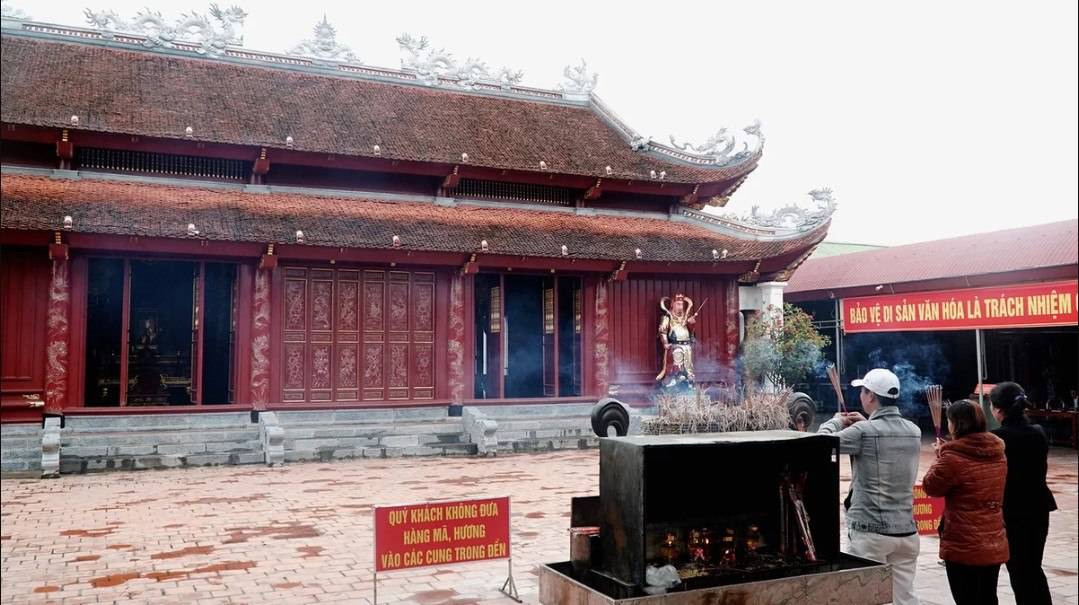Khu đền chính gồm ba tòa điện, là Thượng điện, Trung điện và Hạ điện. Công trình này mang kiến trúc đền chùa thời nhà Nguyễn. Hiện tại, đền tọa lạc trong khuôn viên rộng khoảng một ha.