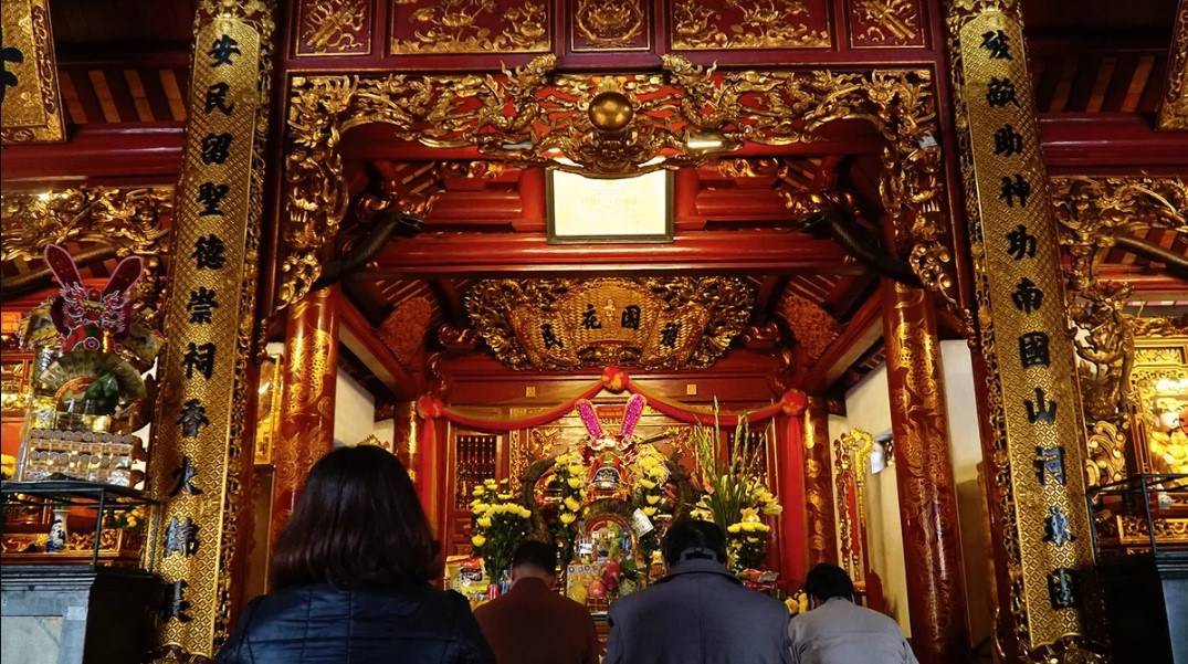 Theo một truyền thuyết khác, ông giáng xuống trần và trở thành Uy Minh Vương Ly Nhật Quang, con trai Vua Lý Thái Tổ, cai quản châu Nghệ An. Nhưng sự tích được lưu truyền nhiều nhất có lẽ là câu chuyện ông Mười giáng sinh thành Nguyễn Xí, một tướng giỏi dưới thời Vua Lê Thái Tổ, có công giúp vua dẹp giặc Minh, sau được giao trấn giữ đất Nghệ An, Hà Tĩnh (cũng chính là nơi quê nhà). Những giai thoại kỳ bí này đã phủ lên ngôi đền một bức màn tâm linh huyền ảo và linh thiêng.