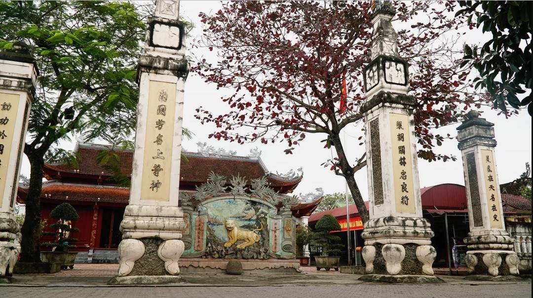 Đền Ông Hoàng Mười nằm ở địa phận làng Xuân Am, xã Hưng Thịnh, huyện Hưng Nguyên, tỉnh Nghệ An. Theo ghi chép, đền được xây dựng vào năm 1634, từ thời hậu Lê. Trải qua lịch sử, đền bị phá huỷ. Năm 1995 đền được xây dựng lại, giờ trở thành trung tâm văn hóa tín ngưỡng, tâm linh nổi tiếng của tỉnh Nghệ An.