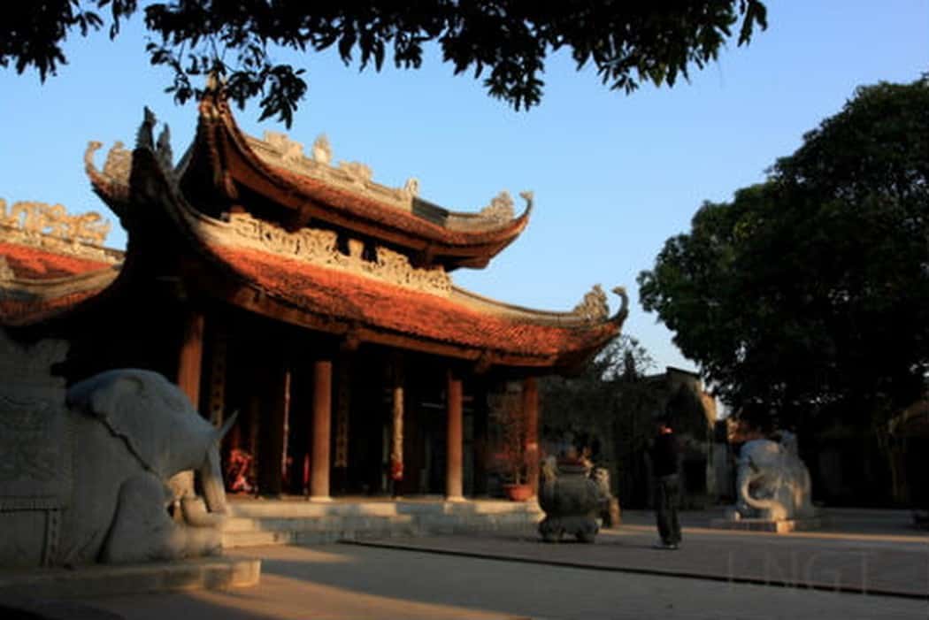 Cổng Chính vào nội thành gọi là (Ngũ Long Môn) vì hai cánh cổng có trạm khắc hình năm con rồng. Trung tâm Khu nội thành và cũng là trung tâm đền là chính điện